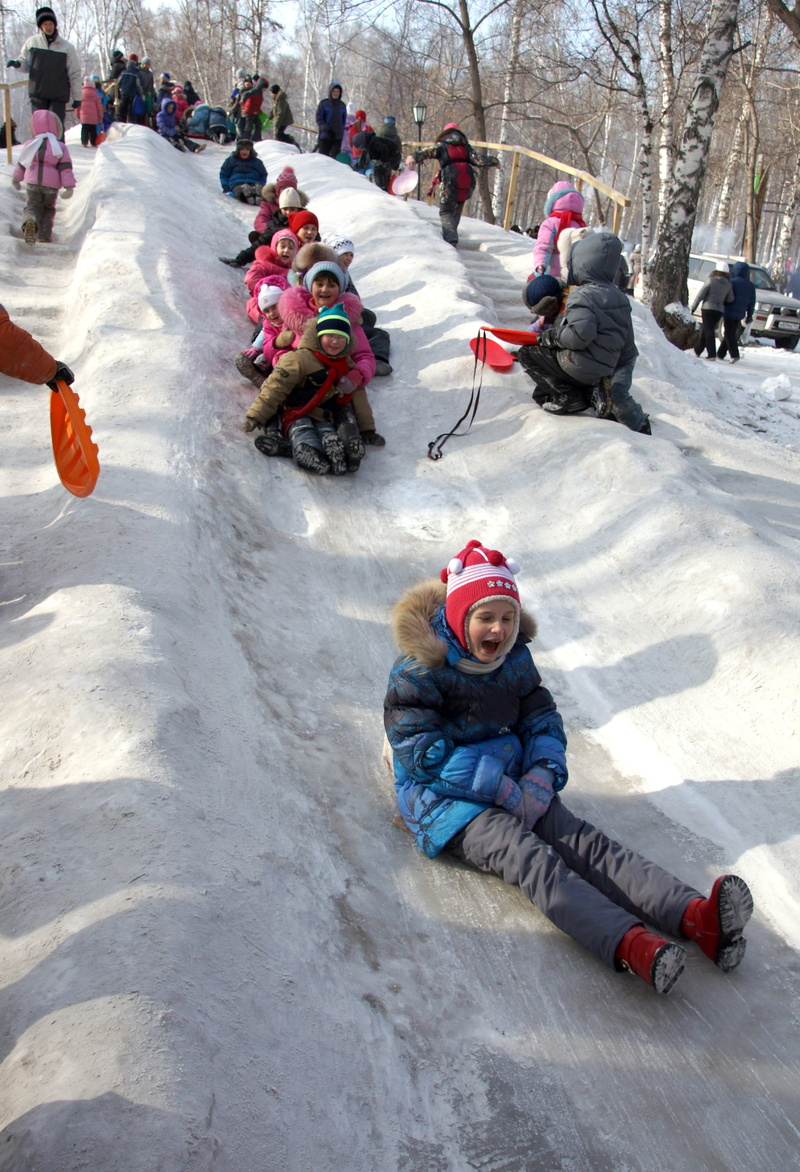 smiling, snow, snow slides, playing, Kids, Lot, happiness, cold - Temperature, tobogganing, winter, unbridled joy, covering, people, enjoyment, full length