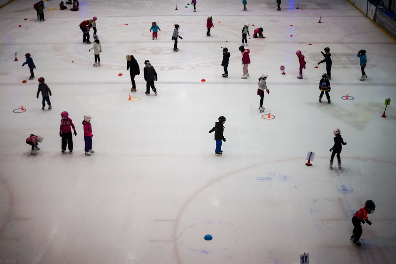 lifestyle, sports, sport, real people, hockey, men, enjoyment, relaxing, kids, winter, large group of people, wem, culture, west edmonton mall, canada