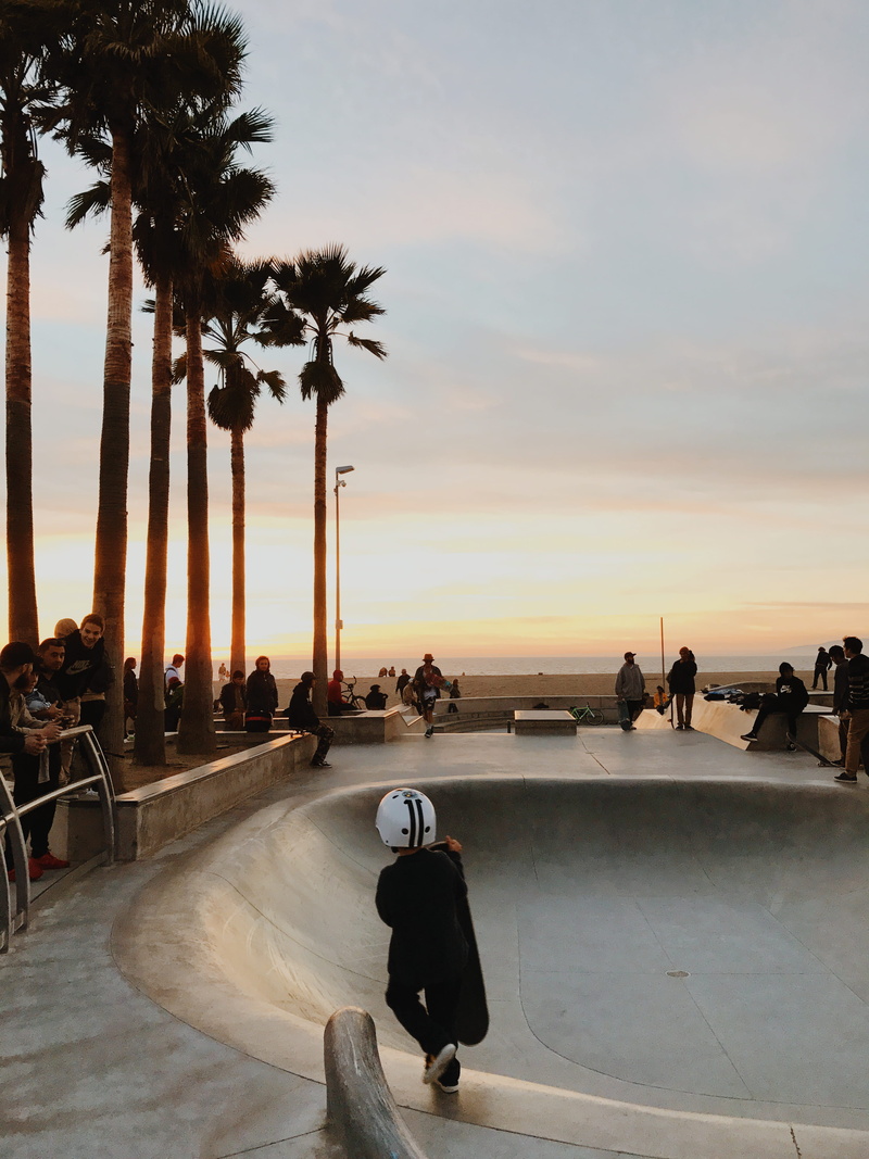 carrying, water, palm tree, kid, horizon, sky, group of people, horizon over water, leisure activity, concrete, bowl, sea, tropical climate, walking, lifestyles