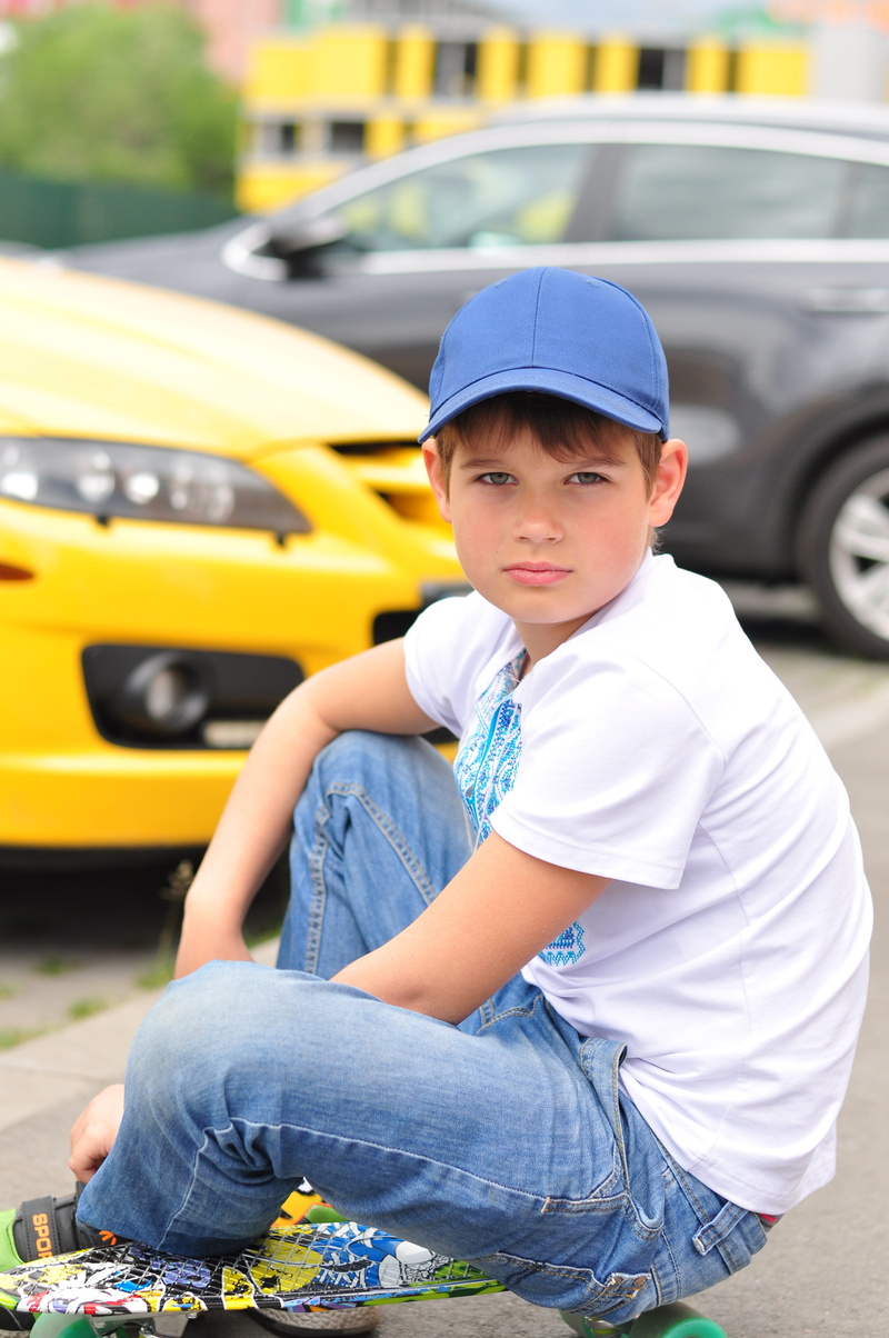 summer, focus on foreground, Summer, males, men, lifestyles, casual clothing, vacation, travel, 4K, motor vehicle, day, Boy, three quarter length, kids