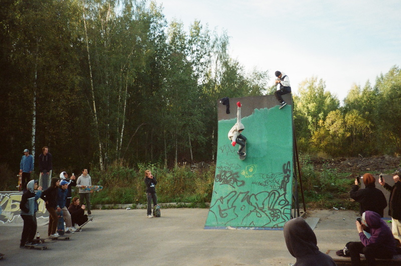 skill, balance, plant, tree, group, watching, green, men, women, urban, leisure activity, recreation, human representation, park, daylight, art and craft