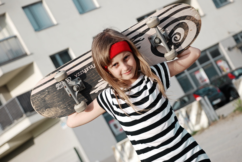 model, smiling, lifestyles, 4K, sports, fun, hairstyle, posture, kids, vacation, girl, leisure activity, road, skate, looking at camera, smile, happiness