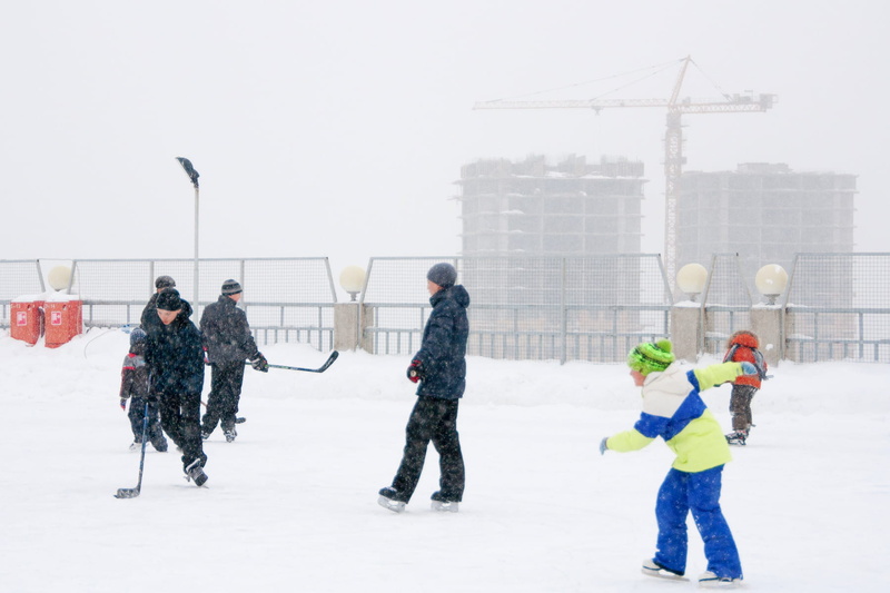 skater, skate, clothing, kid, game, architecture, active, cold, full length, sport, warm clothing, winter, day, group of people, snowing, icy, men, extreme weather