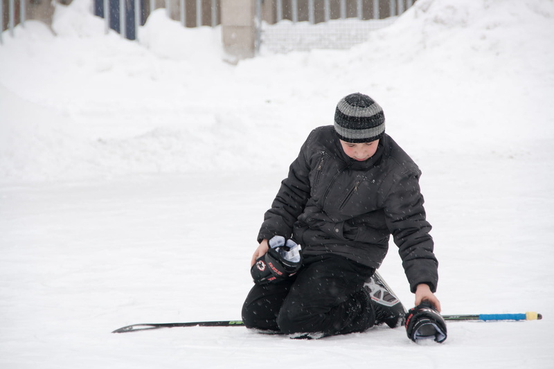game, training, one person, skating, ice, hockey, child, boy, clothing, sport, lifestyles, activity, real people, 720P, black color, play, skate, hobby
