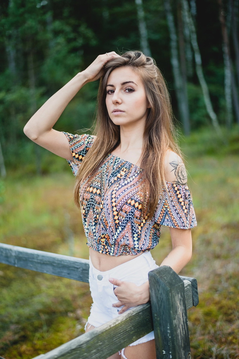 women outdoors, brunette, tattoo, Patrycjusz, brown eyes, holding hair, Eliza Wolniewicz, model, 1080P, inked girls, short shorts, Polish, Polish women