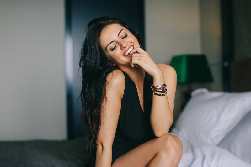 hair, adult, front view, long hair, home interior, domestic room, young adult, bed, women, Aurela Skandaj, 1080P, real people, smiling, finger in mouth