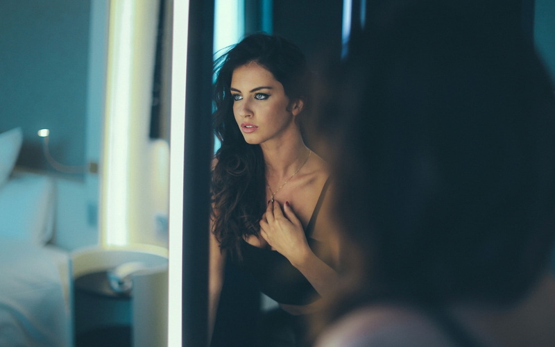 young women, model, curly hair, beauty, lifestyles, selective focus, eyeliner, standing, looking away, brunette, beautiful woman, adult, hairstyle, headshot