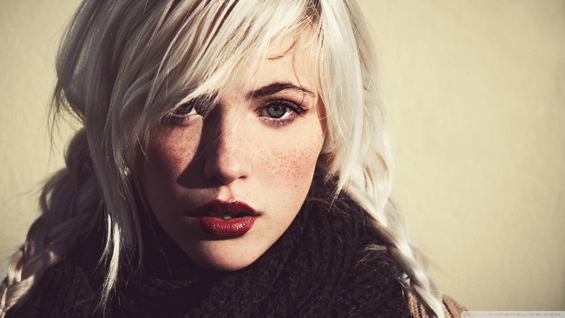 wearing, hair, woman, top, young adult, beautiful woman, women, black, blond hair, 1080P, close-up, make-up, lipstick, human face, model, human hair, indoors