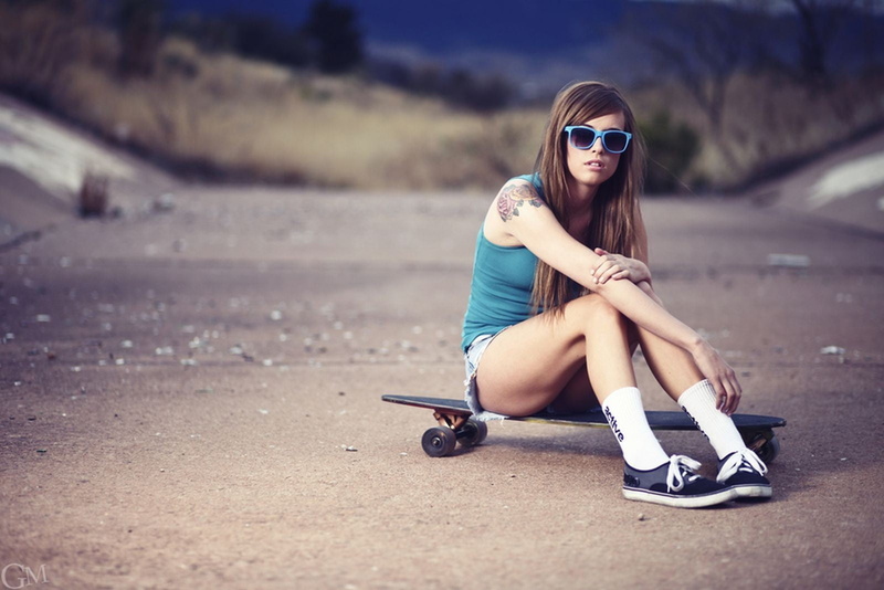 long hair, Teravena Sugimoto, sunglasses, beautiful people, adult, city, glasses, women, women outdoors, smiling, legs, model, skateboard, fashion, sitting