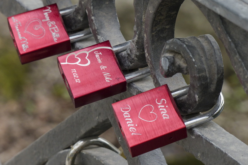 emotion, bridge railing, locks, 2K, lock, heart shape, communication, relationship, ancient, positive emotion, red, close-up, metal, metal frame, love lock