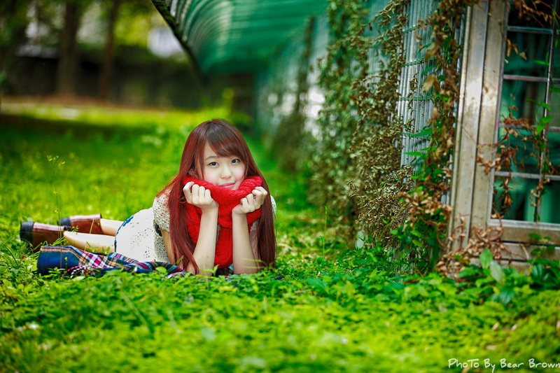 looking at viewer, one person, 1080P, green color, hairstyle, offspring, lying on front, long hair, contemplation, portrait, nature, sitting, leisure activity