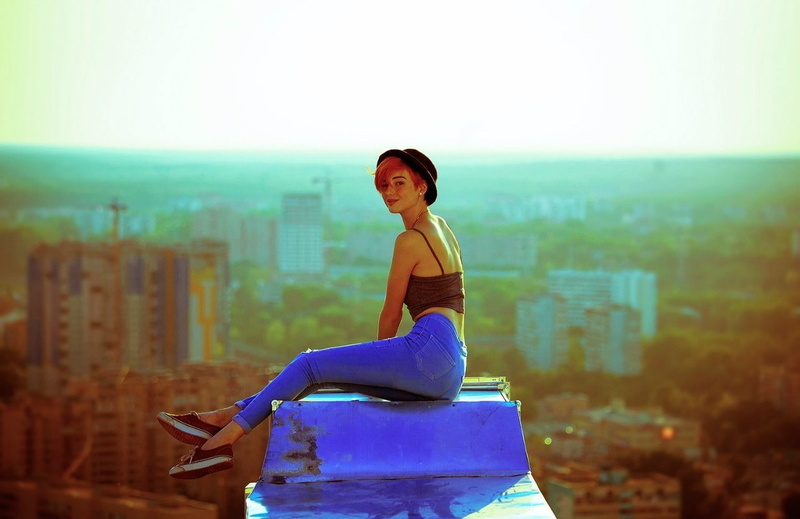 rooftops, skyline, redhead, Mayya Giter, hat, women, women outdoors, jeans, vents, looking at viewer, short hair, 720P