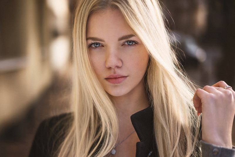 straight hair, looking at viewer, Martin Kühn, blonde, long hair, model, holding hair, coats, women, portrait, blue eyes, face, Pauline, 1080P, black coat