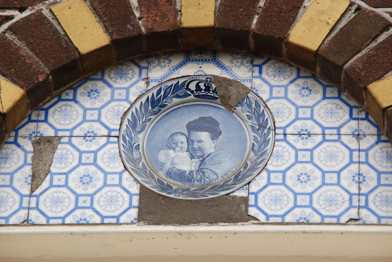 board, creativity, building exterior, architecture, shape, spirituality, spakenburg, craft, blue, representation, floral pattern, art and craft, day, old