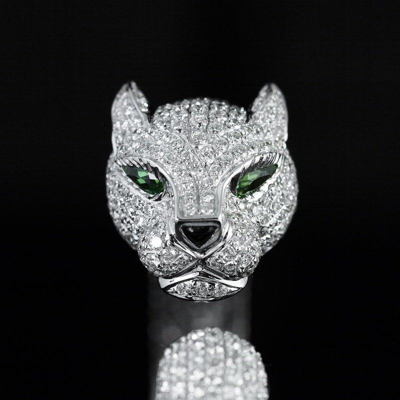 silver, arts culture and entertainment, copy space, single object, diamond, luxury, no people, cartier, silver colored, representation, studio shot, pendant