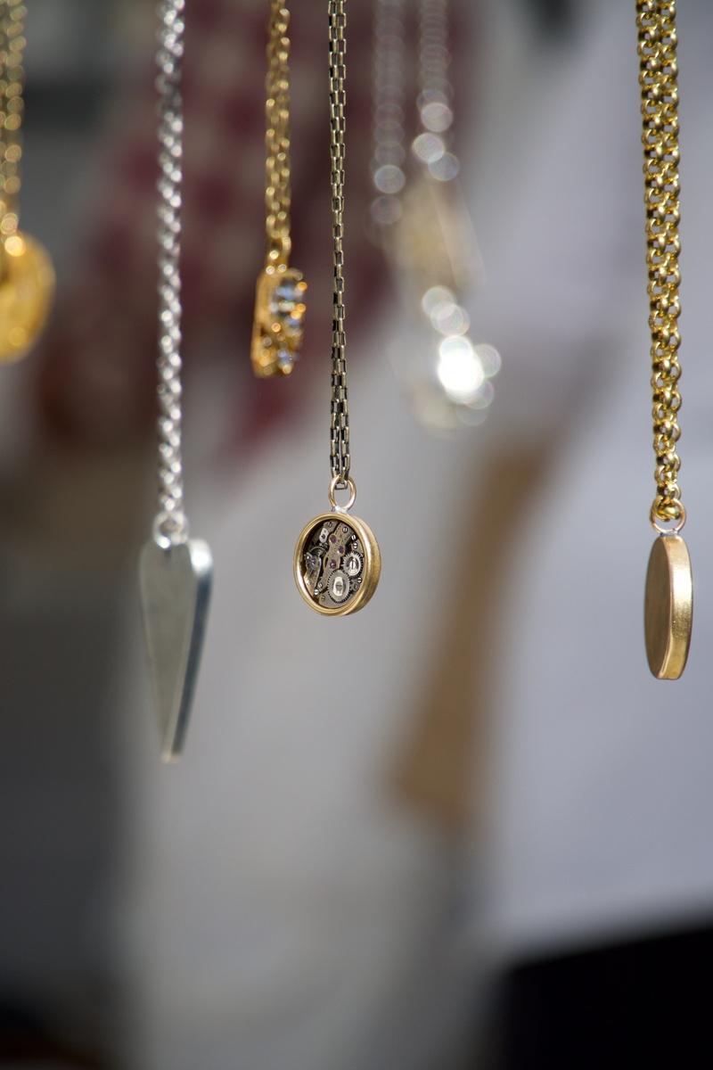 pendant, hanging, chandelier, 5K, indoors, close-up, necklace, photography, antique, heart, shift, jewelry, jewellery, retail, silver, wealth, metal, round