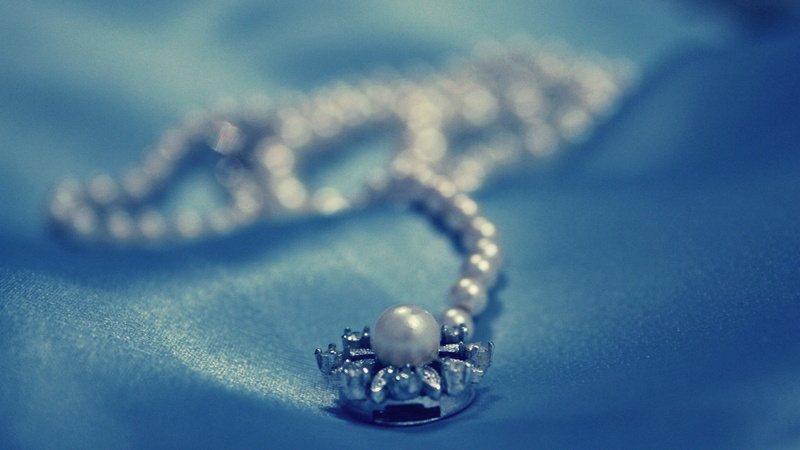 bead, gemstone, studio shot, expense, no people, indoors, luxury, pendant, elegance, macro, focus on foreground, wealth, beads, bracelet, pearl, beauty