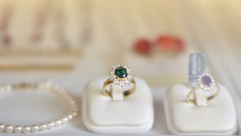 married, women, glamour, bride, event, wedding ring, celebration, diamond ring, engagement ring, white color, studio shot, bracelet, white, green, indoors