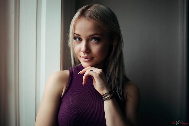 front view, lifestyles, young adult, beautiful woman, hair, 1080P, portrait, contemplation, beauty, one person, indoors, casual clothing, hairstyle, real people