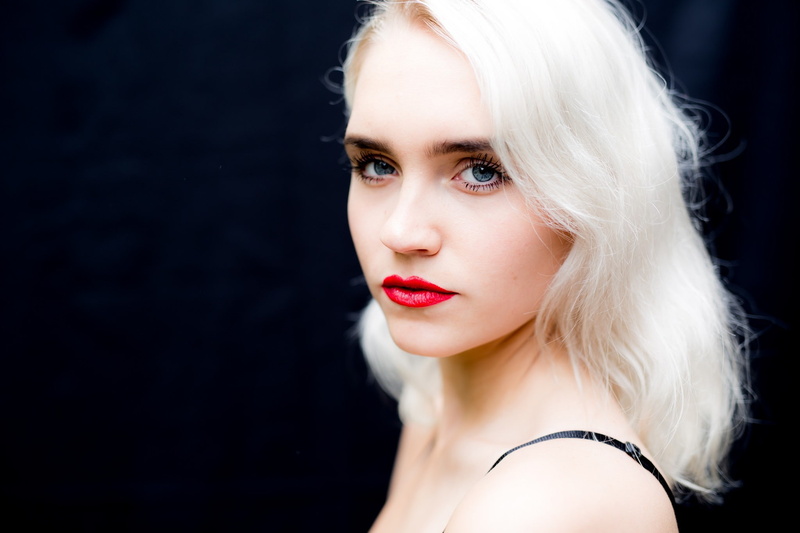 model, 1080P, simple background, women, face, looking at viewer, blonde, platinum blonde, portrait