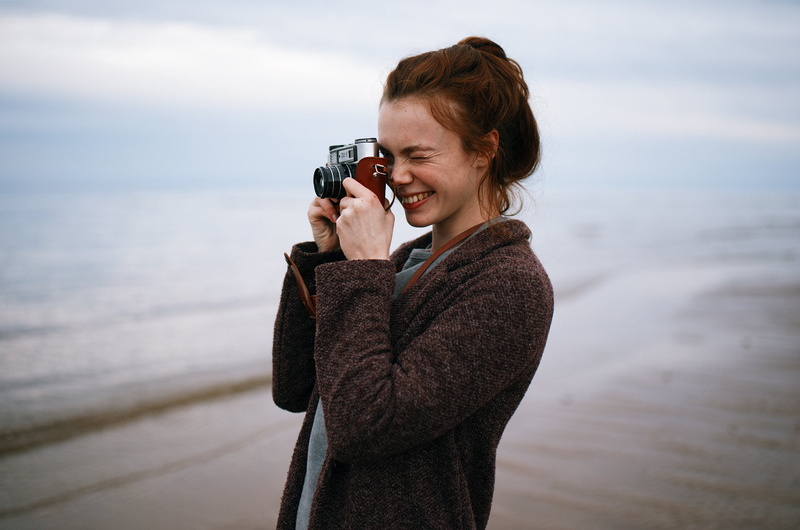 portrait, redhead, women, Marat Safin, cardigan, beach, camera, 720P