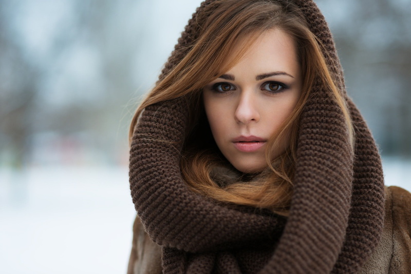 warm clothing, human face, beautiful people, coats, outdoors, body part, brown eyes, scarf, sweater, 1080P, women outdoors, hairstyle, brunette, beautiful woman