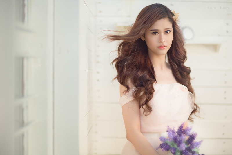 one person, real people, white dress, adult, hairstyle, young women, beauty, young adult, front view, eyeliner, looking at viewer, long eyelashes, looking at camera
