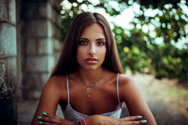 day, long hair, depth of field, portrait, leisure activity, front view, real people, hair, necklace, young women, beautiful woman, beauty, outdoors, 1080P
