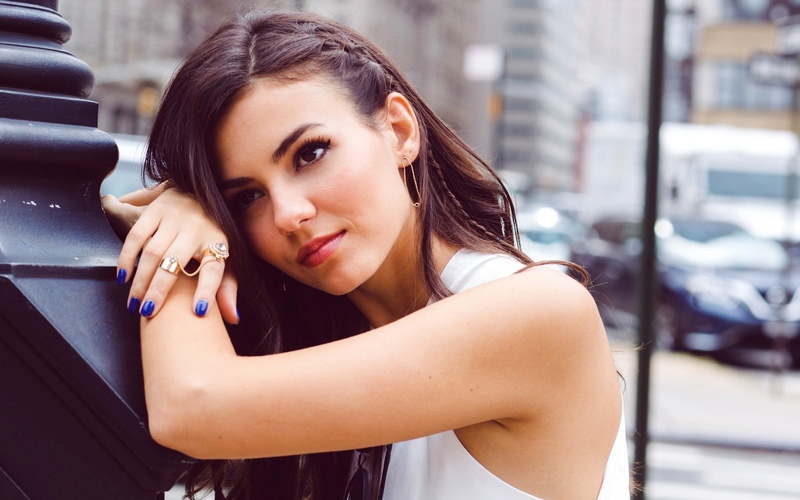 brown eyes, Victoria Justice, 2K, celebrity, women, blue nails