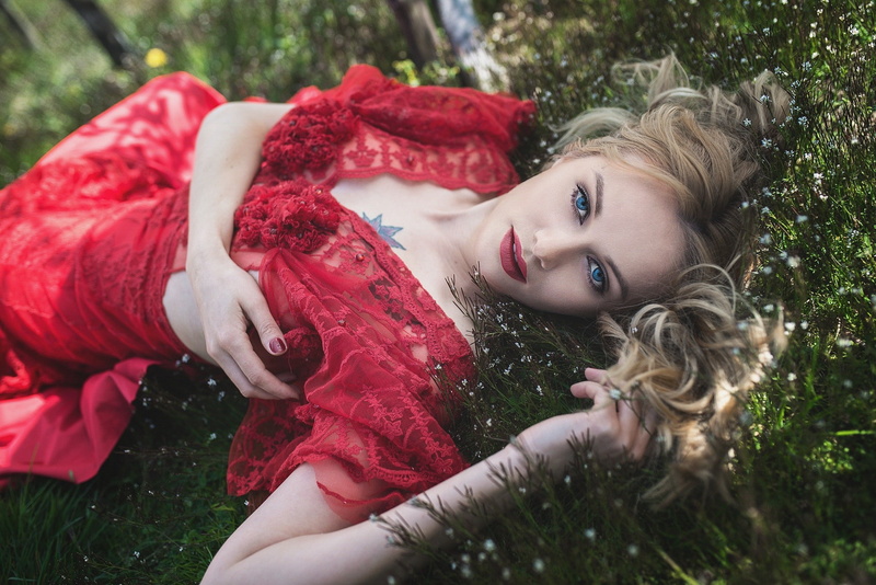 lying on back, women, red nails, depth of field, red dress, women outdoors, tattoo, blue eyes, blonde, 1080P, red lipstick