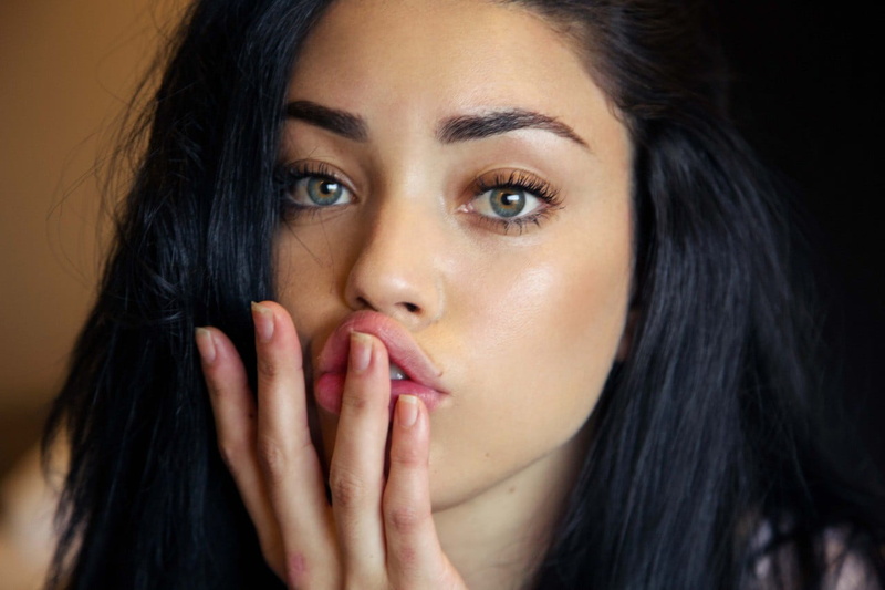 face, close-up, 720P, human face, hand, portrait, beautiful people, human lips, hairstyle, black hair, young adult, human body part, adult, glamour, hair