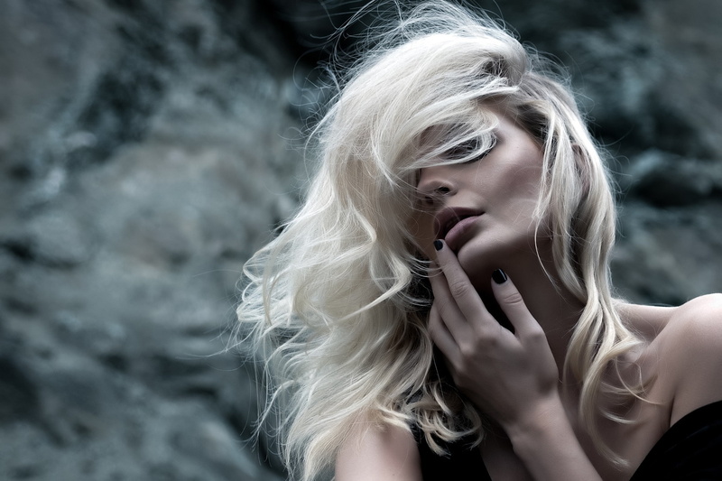 lifestyles, adult, blonde, finger in mouth, long hair, 1080P, blond hair, white hair, fashion, contemplation, hair, one person, hairstyle, portrait, windy