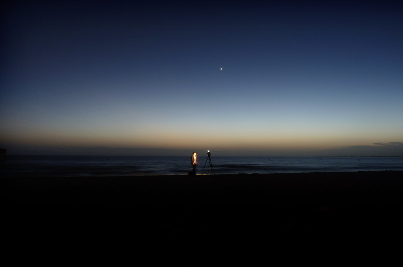 beauty in nature, film, beach, actor, outdoors, camera, horizon over water, water, sunset, 4K, person, horizon, tranquility, tranquil scene, silhouette