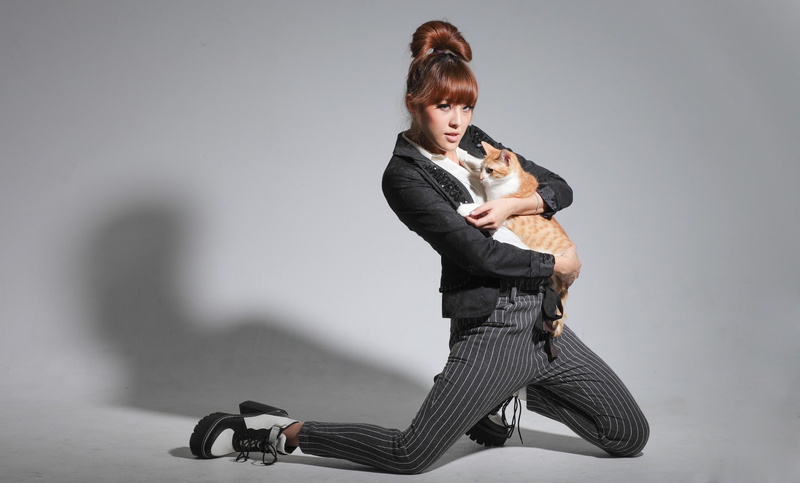 casual clothing, well-dressed, holding, two people, gray, people, adult, Asian, redhead, full length, women with cat, women, child, black clothing, indoors