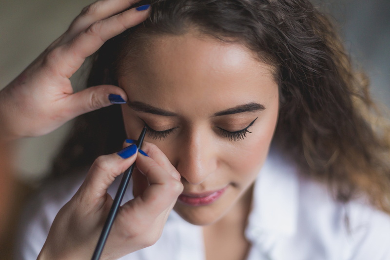 close-up, eyeshadow, one person, holding, Women, eyeliner, body part, Beauty, hairstyle, preparation, adult, brown hair, make-up, Cosmetics, focus on foreground