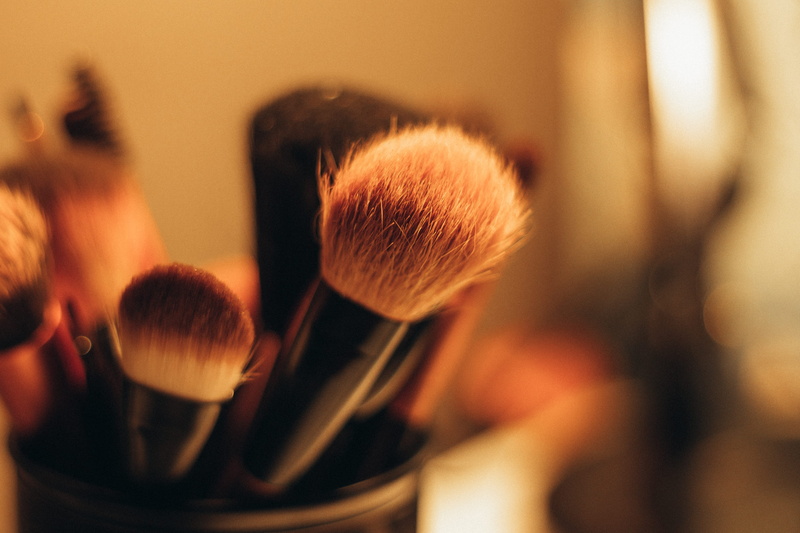 make-up, focus on foreground, arts culture and entertainment, make-up brush, beauty, 4K, medium group of objects, mirror, fashion, blush - make-up, reflection
