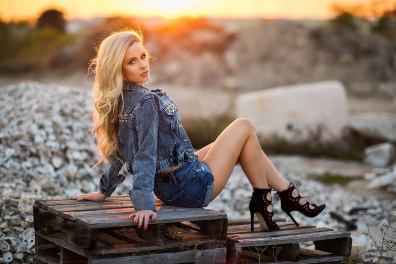 Alex Siracusano, short shorts, 1080P, jean shorts, wavy hair, high heels, jean jacket, legs, model, women, jacket, shorts, looking at viewer, denim, sitting