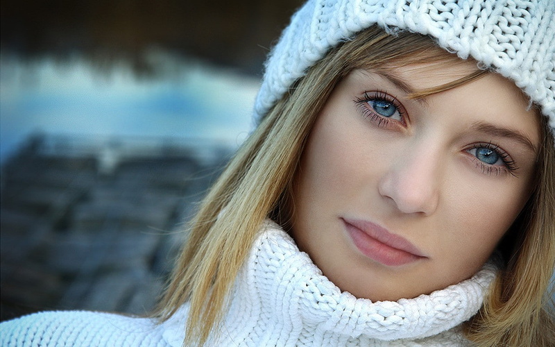 women with hats, portrait, white sweater, blonde, glamour women, turtlenecks, face, smiling, eyes, 720P, women