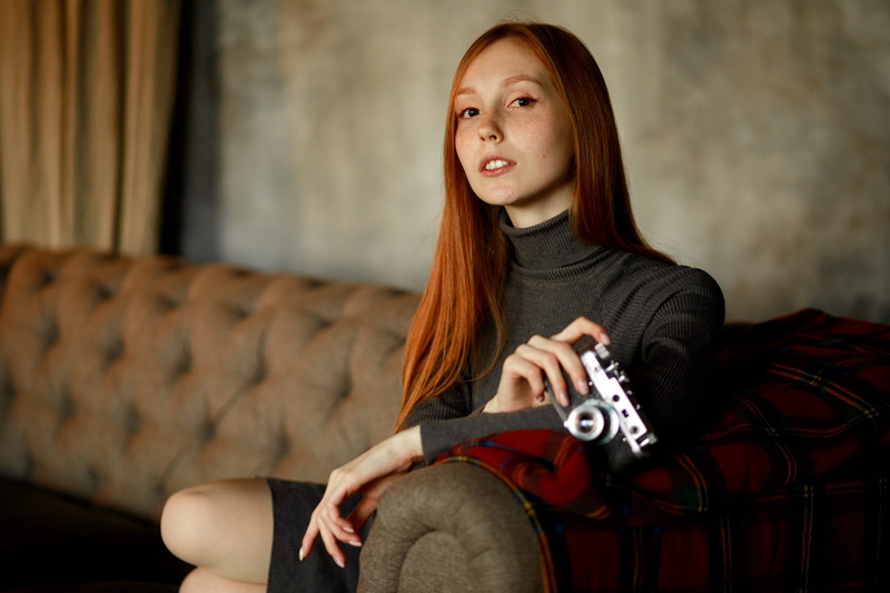 beautiful woman, living room, redhead, camera, sitting, turtlenecks, hair, hairstyle, sofa, women, smiling, young adult, portrait, couch, holding, 1080P