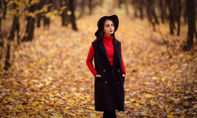 women with hats, coats, bokeh, long hair, women outdoors, brunette, depth of field, portrait, outdoors, turtlenecks, fall, 2K, leaves, looking at viewer