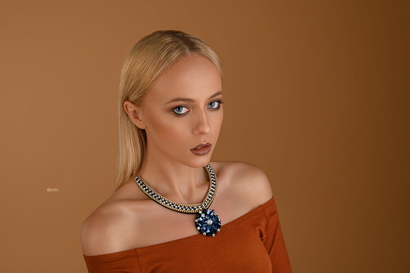 straight hair, long hair, eyeliner, glamour, women, Eugene Balin, 1080P, necklace, bare shoulders, blonde, looking at viewer, makeup, simple background