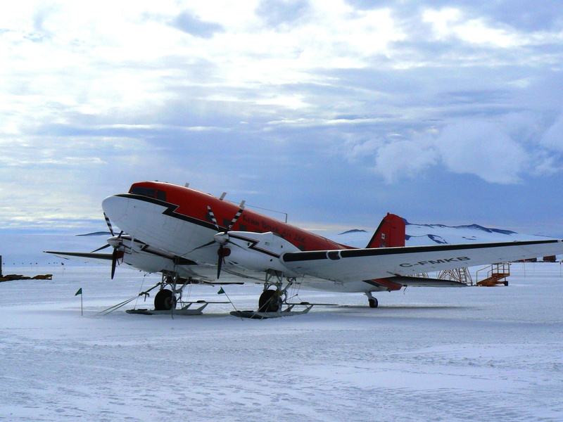 the airfield, the plane, Douglas DC-3, American, winter, clouds, ski, 2K, the sky, transport, short-haul, snow