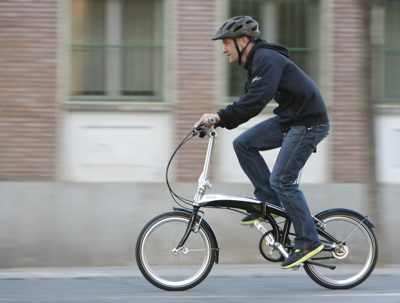sports helmet, City, 2K, sport, adolescence, helmet, one person, transportation, outdoors, only men, architecture, Bicycle, leisure activity, Folding Bicycle