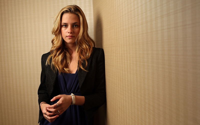actress, 2K, women, Kristen Stewart, blue dress, long hair, blonde, black coat, looking at viewer