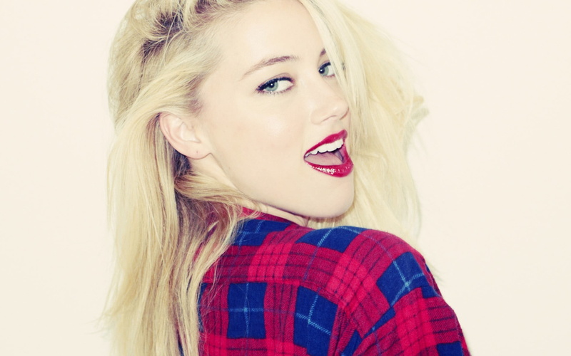 beautiful woman, looking back, portrait, looking at viewer, 1080P, actress, fashion, one person, indoors, Amber Heard, red lipstick, headshot, beauty