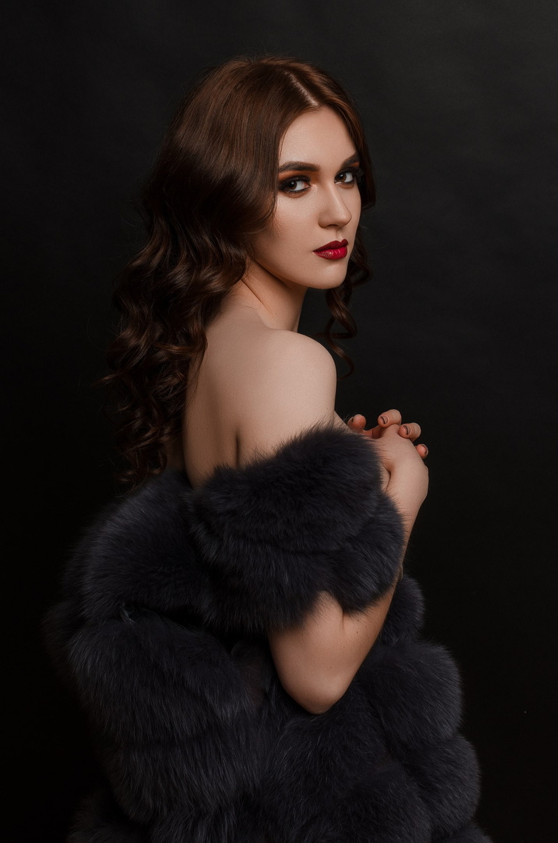 fur coats, looking over shoulder, women, bare shoulders, portrait, model, Artemy Mostovoy, red lipstick, 1080P
