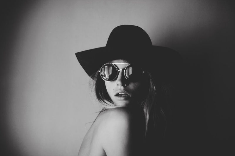 hat, sunglasses, monochrome, model, looking over shoulder, women, 1080P