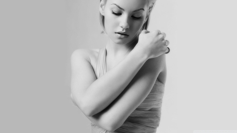 young women, one person, Elisha Cuthbert, monochrome, body part, 1080P, beauty, women, contemplation, indoors, human body part, adult, simple background