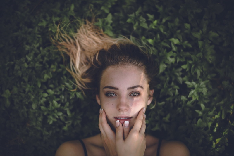 lifestyles, adult, nature, headshot, hairstyle, 720P, teenager, beauty, Charly Jordan, young women, hand on face, hazel eyes, front view, day, lying down