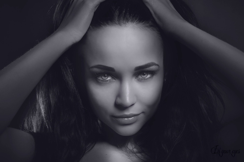 hairstyle, young adult, 1080P, front view, face, smiling, headshot, looking at camera, one person, make-up, lifestyles, model, human face, fashion, real people